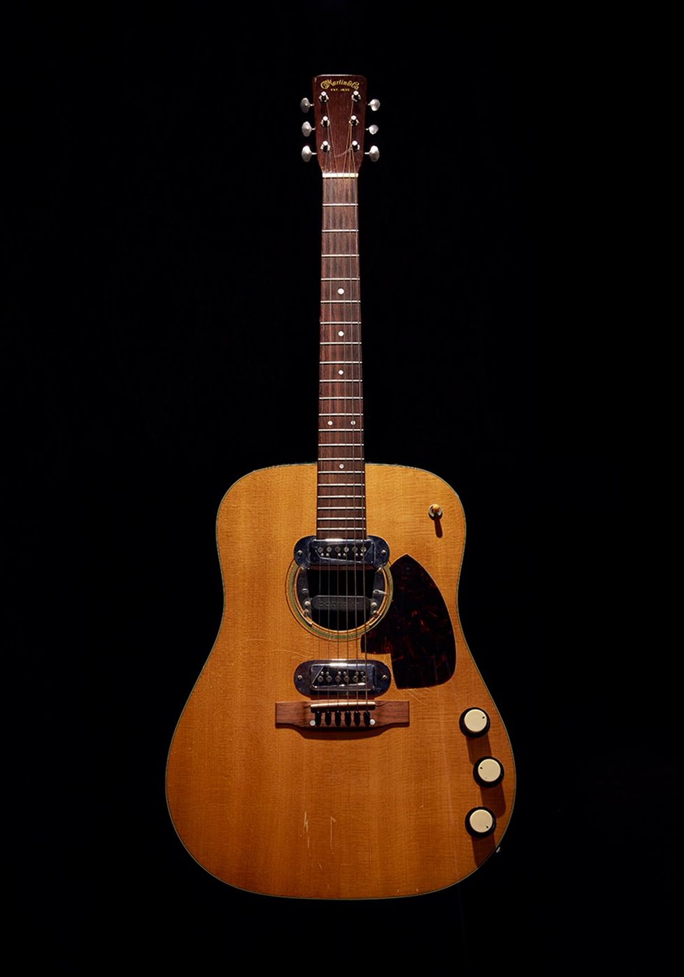 1959 Martin D-18E was played by Cobain during Nirvana's MTVUnplugged in NewYork, 1993