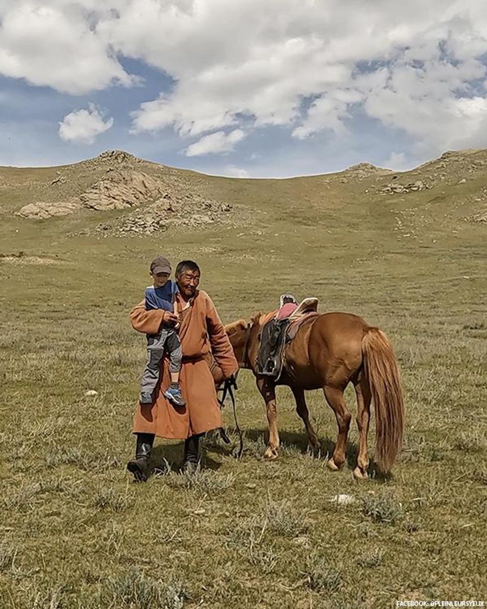 20 Pics of Family on World Tour Before Children Lose Their Vision