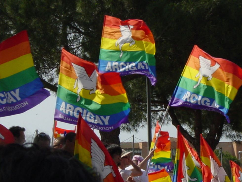 Arcigay_-_bandiere_dell'Arcigay_a_Grosseto_(2004)