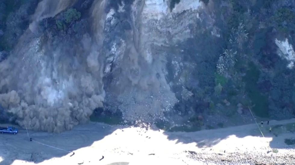 Cliff collapses onto Palos Verdes beach