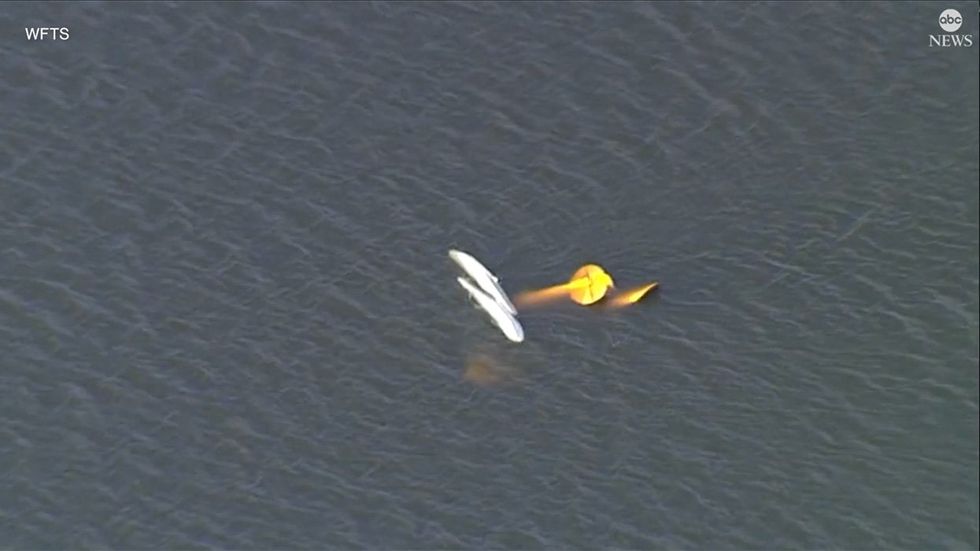 Four people left dead after two small planes collided midair. Both planes fell into Lake Hartrige in Winter Haven, FL. Plane is partially submierged.
