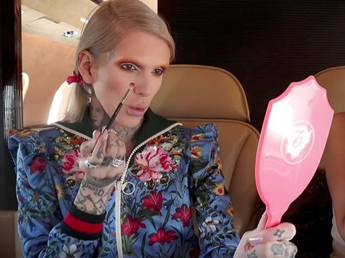 Jeffree Star Demonstrates How to Beat That Mug in a Private Jet