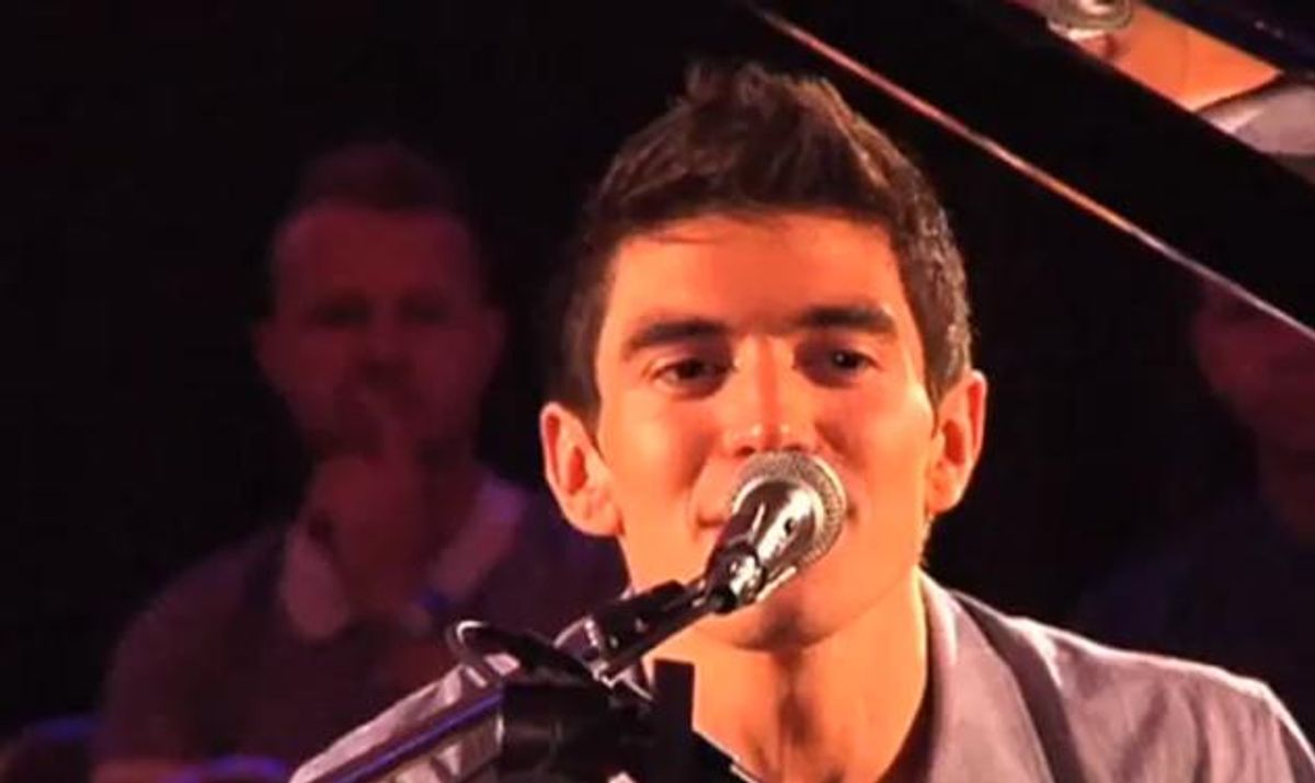 VIDEO: 'All-American Boy' Steve Grand Perform in Chicago