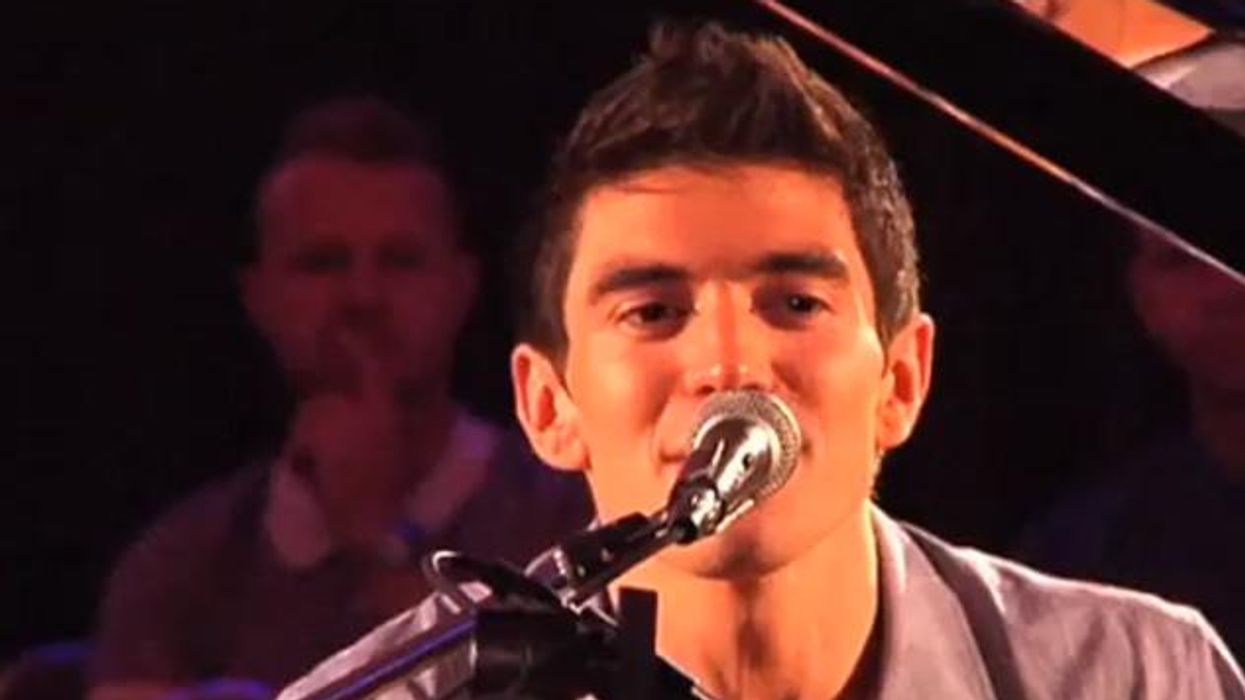 VIDEO: 'All-American Boy' Steve Grand Perform in Chicago