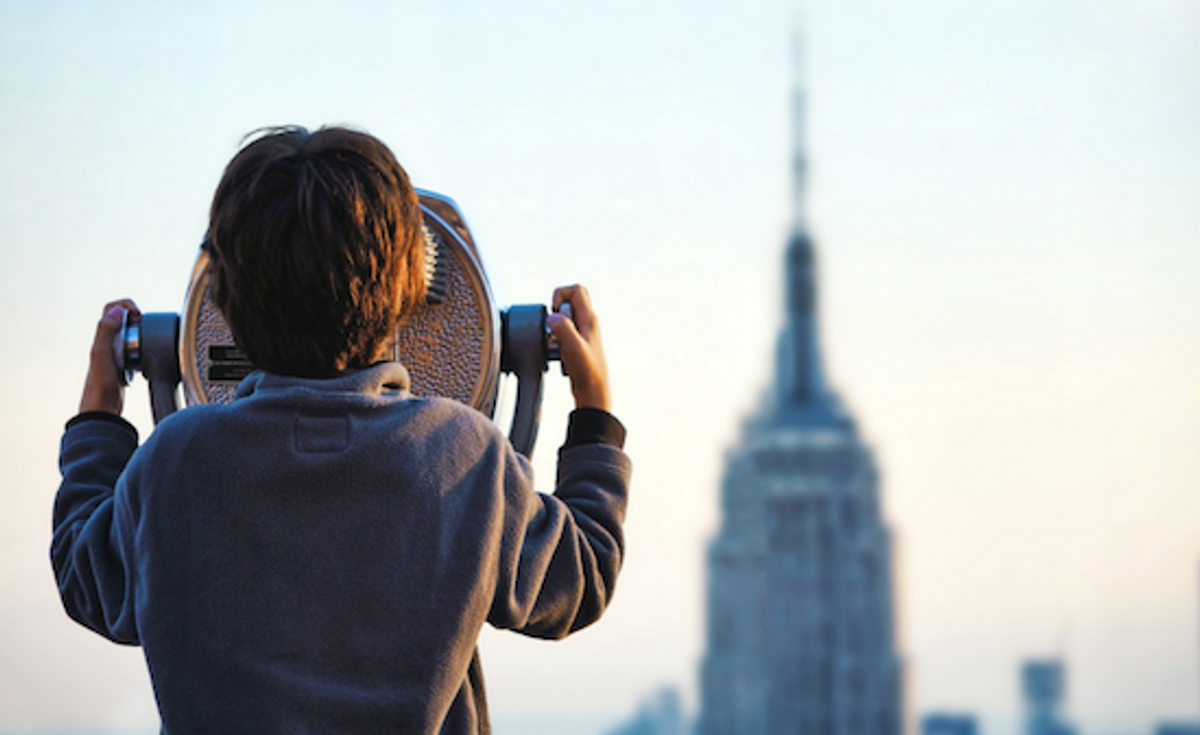 kid looking at the empire state building