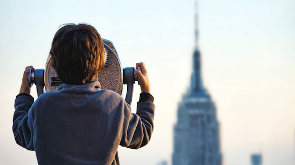 kid looking at the empire state building