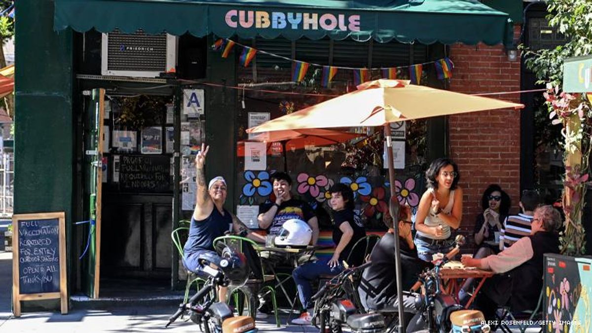 lesbians outside the New York lesbian bar Cubbyhole