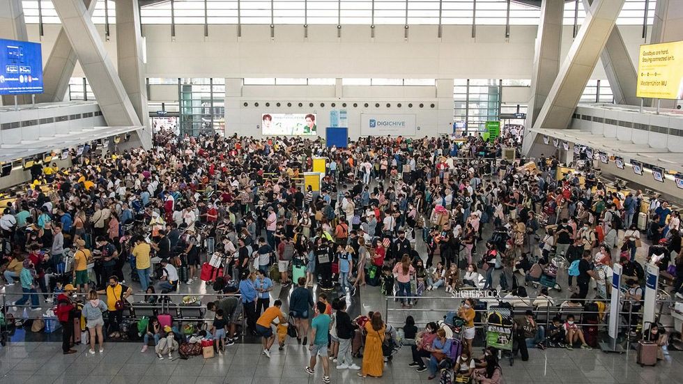 Manila Airport overflowing with stranded passengers 