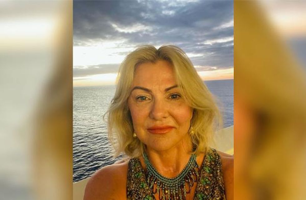 selfie of white woman on a cruise