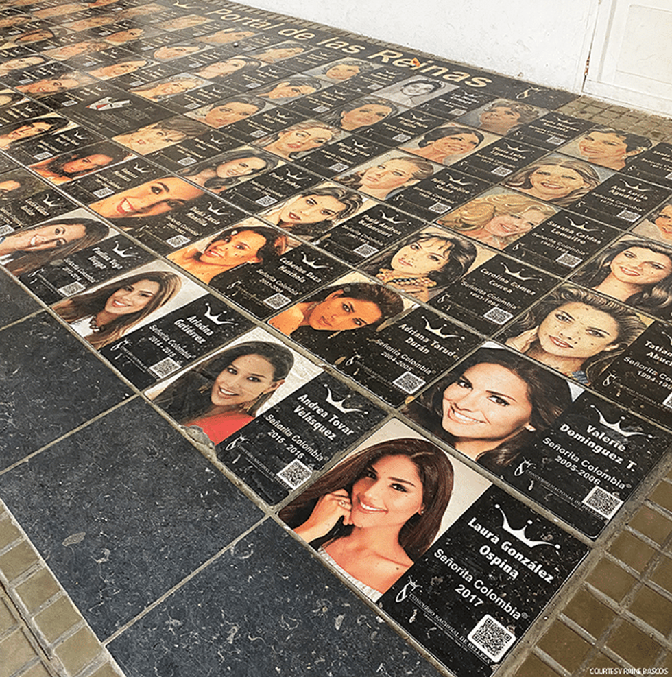 The author Raine Boscos relaxes in Cartagena