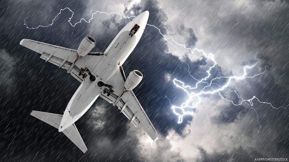 The bad weather encountered on the flight from Río de Janeiro to Houston sent two passengers and three crew members to the hospital.