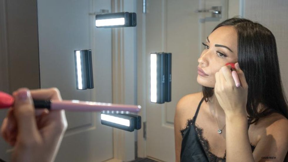 Travel makeup mirror lighting