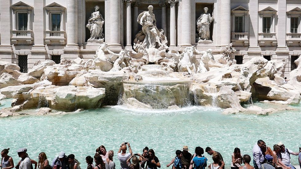 Trevi Fountain -- Clueless Tourist Caught on Video Climbing Iconic Italian Fountain to Fill Water Bottle