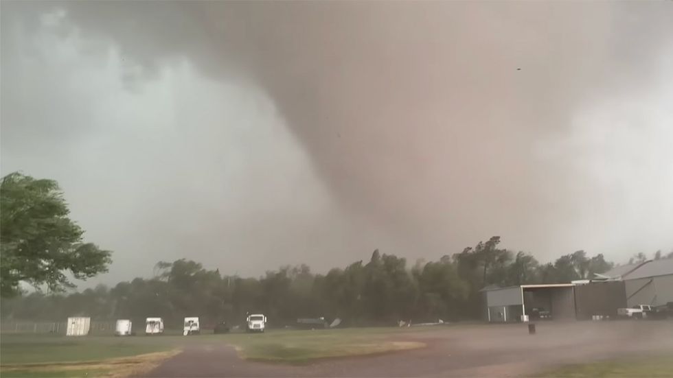 Unbelievably Scary Video of Deadly Tornado by Storm Chaser in Oklahoma