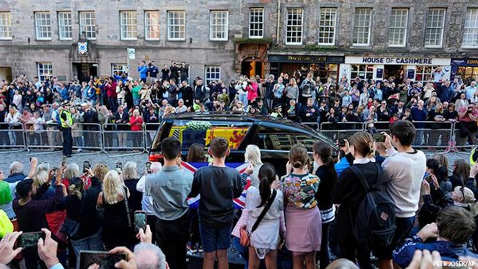 What Queen Elizabeth\u2019s Death Means for Tourists to the U.K. Right Now