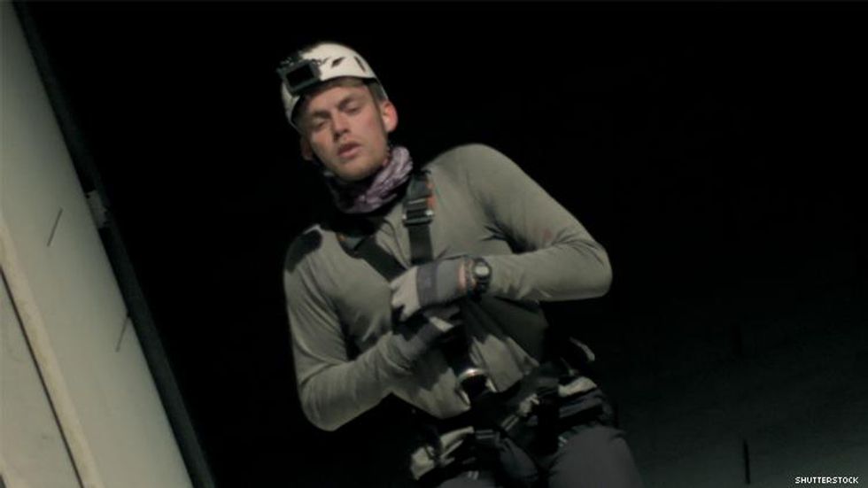 Will of 32nd The Amazing Race rappeling down from a hotel